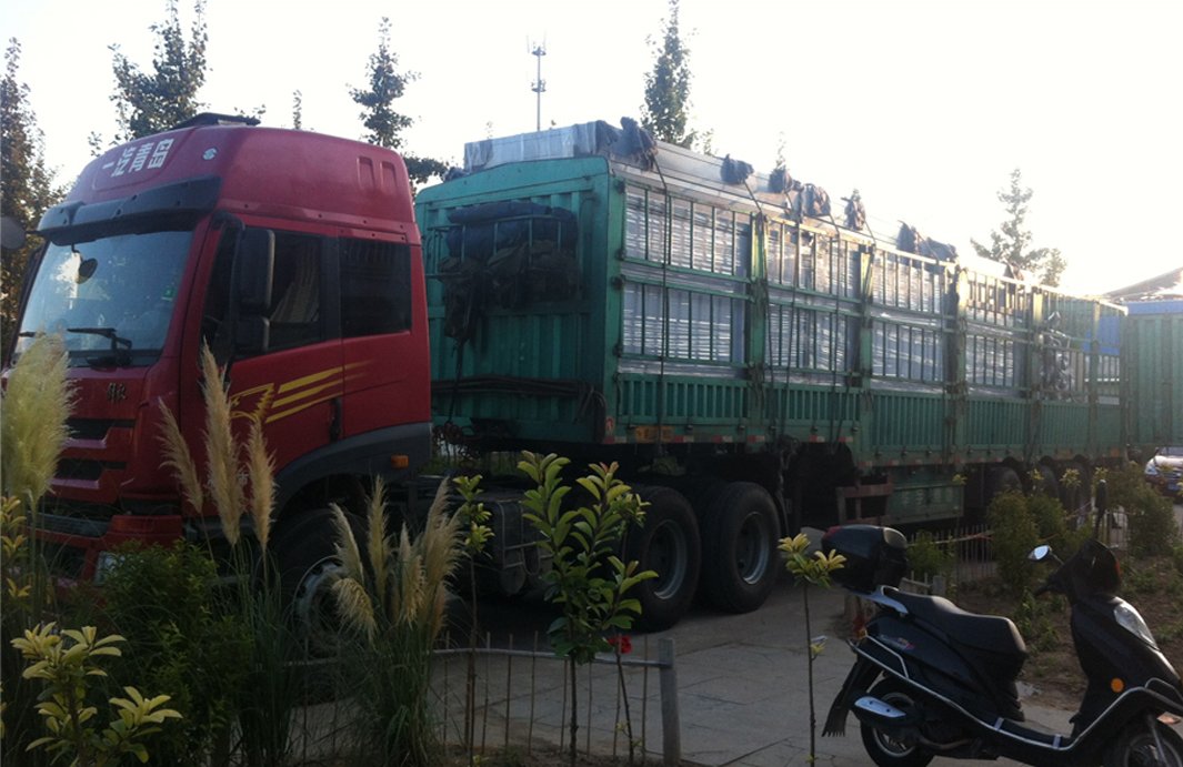 滾動(dòng)燈箱裝車