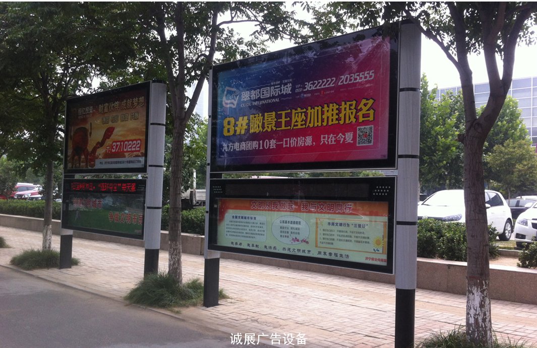 閱報欄曾經(jīng)是我們小時候都能在小區(qū)里看到的，里面都會放置一些報紙雜志之類的，可供我們傳達(dá)信息，讓我們能夠了解到外界的信息，但是隨著社會的不斷發(fā)展，閱報欄的作用已經(jīng)不像是以前明顯了，下面就由宿遷鴻春城市家具的小編來詳解一下。  在昆明大觀河畔、篆塘公園、東風(fēng)廣場等地，幾個戴著老花鏡的老人在閱報欄前一站就是幾個小時，他們一邊讀著張貼在閱報欄上報紙，或?qū)蠹埳系男侣勗u頭論足，一些鐵桿讀者拿出筆和紙抄寫報紙上刊登的文章。人的讀報習(xí)慣一旦形成就難以改變，勉強(qiáng)改變便覺不適。近來，楊老先生就處于這樣的狀態(tài)中。家住篆塘附近的楊老先生，每天起床后沿著大觀河慢跑到大觀公園門口折回，洗漱妥帖再出去吃早點，然后就到路邊的閱報欄前讀報，一小時、兩小時，一個早晨的時光就這樣打發(fā)掉了        他這樣的習(xí)慣已有10年，從退休那天開始就如此，他與普通讀者不同的是，隨身帶著筆和本子，讀到好的文章便抄下來。去年8月的一天早晨，他正在摘抄本報一篇關(guān)于城中村改造的報道，恰巧被文章作者路過看到，作者十分感動，當(dāng)即表示要訂一份報紙贈送給他，他拒絕道：“不是我訂不起報紙，而是不習(xí)慣一個人悶坐在家中看報，在這鳥語花香的環(huán)境中，看報累了，還可以看看車流人流，在讀報的同時，也可以讀讀社會……”      遺憾的是，半個月前的一天早晨，他一如既往來到閱報欄前，突然發(fā)現(xiàn)里面的報紙沒有更換，仍然是前一天的老面孔?！耙苍S是貼報人起晚了?！彼胫白?，發(fā)現(xiàn)另一個閱報欄也一樣。他回到家中，一整天都處于失落狀態(tài)中。   一天、兩天、三天，他帶著希望而來，滿懷失望而歸。他不知道這城市怎么了，咋就沒有文化的一席之地？      和楊老先生有著同樣心情的小董來自昭通，他在一建筑工地干活，每天晚飯后，無論多累，都要到街邊的閱報欄前看看?！爱?dāng)今社會，信息對于每一個人都重要，不讀書看報，就如同一個瞎子?？晌页鮼碚У?，買不起電視，訂不起報紙，只能通過閱報欄獲取自己需要的信息。      隨著信息渠道的增多，閱報欄前的人越來越少，但總有那么一部分人，或出于習(xí)慣或出于經(jīng)濟(jì)原因，對閱報欄情有獨鐘，他閱報欄們希望能給閱報欄留下一席之地，希望春城不要變成“文化的沙漠”。