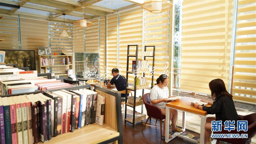 香港工聯(lián)會(huì)舉辦酒會(huì)社區(qū)宣傳欄慶祝新中國成立70周年