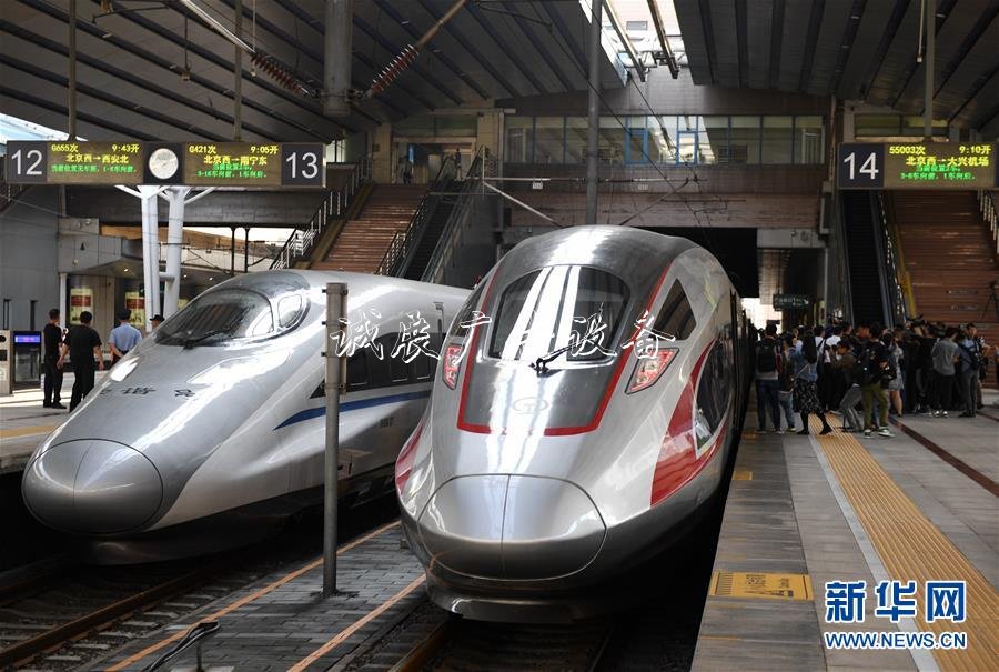 香港工聯(lián)會(huì)舉辦酒會(huì)社區(qū)宣傳欄慶祝新中國成立70周年