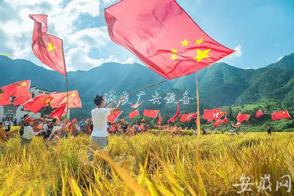 石臺農(nóng)民歡慶“中國學(xué)校宣傳欄農(nóng)民豐收節(jié)” (組圖)