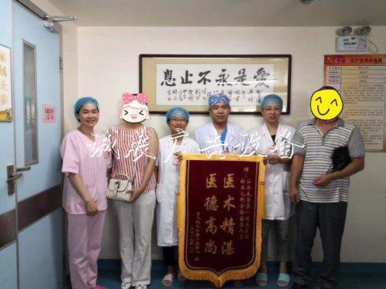 家長(zhǎng)攜錦旗致謝