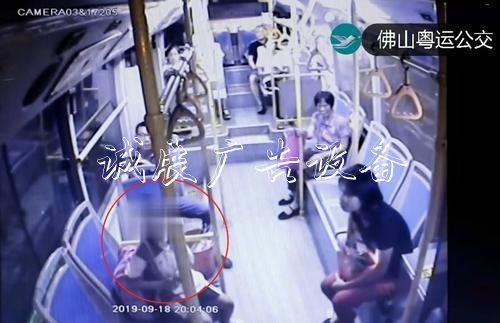 7歲女孩深夜獨自乘車去黨建宣傳欄廣州 細心公交長助其找家人