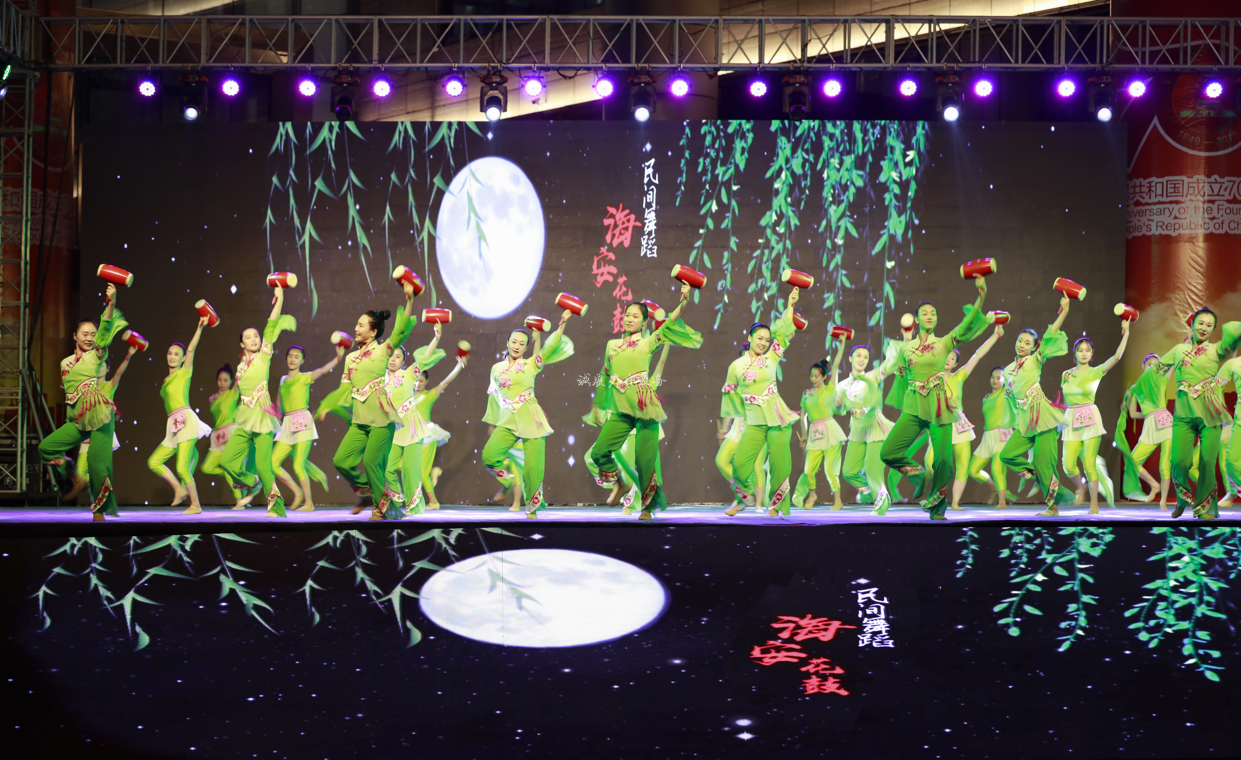 “我和我的祖國(guó)”全國(guó)社區(qū)宣傳欄廣場(chǎng)舞展演走進(jìn)江蘇海安