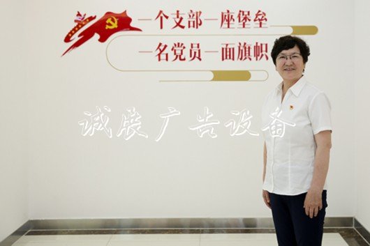 邊疆黨旗紅｜社區(qū)宣傳欄燈箱書記熱先帶來(lái)的溫暖