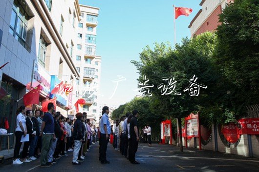 邊疆黨旗紅｜社區(qū)宣傳欄燈箱書記熱先帶來(lái)的溫暖