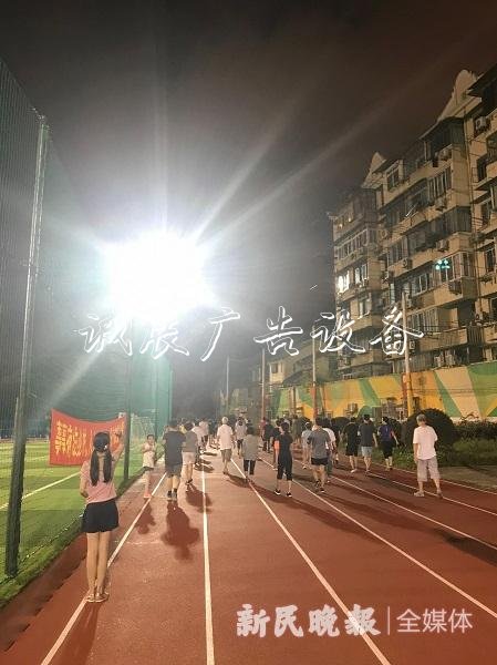 圖說:靜安工人體育場晚上9點多依然亮如白晝