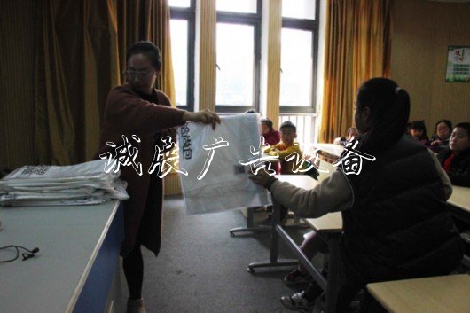 “拾尚包”成時尚！九宣傳欄廠家里亭街道推垃圾分類新舉