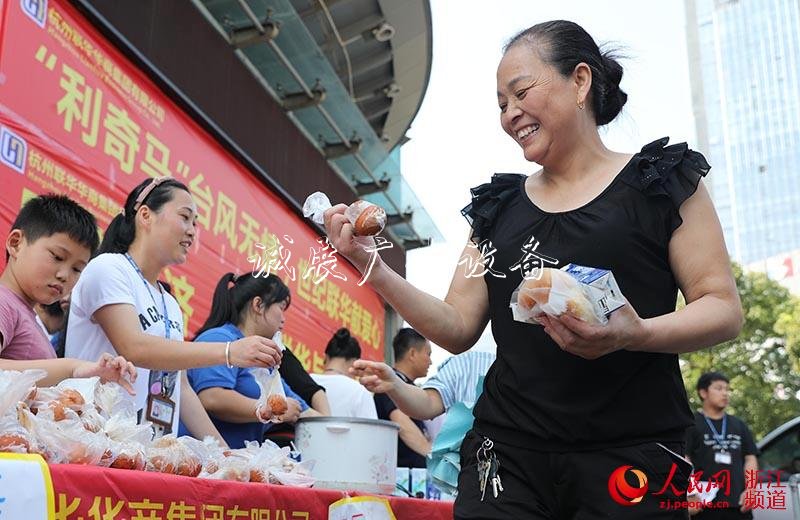 8月12日，市民領(lǐng)取物資。章勇濤 攝