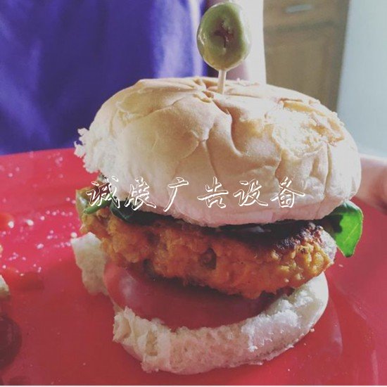 變廢為寶！美女子垃路燈燈箱圾箱里“回收”原料做飯