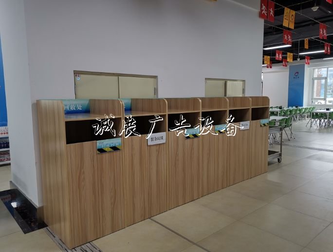 二青會(huì)比賽場館推行垃宣傳欄圾分類 垃圾站安排專人值守