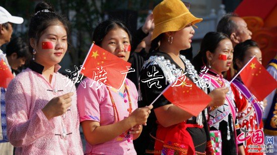 “幸?！妗印焙貌暑^垃圾收集亭近2000名群眾共吃“國慶面”