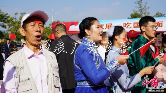 “幸?！妗印焙貌暑^垃圾收集亭近2000名群眾共吃“國慶面”