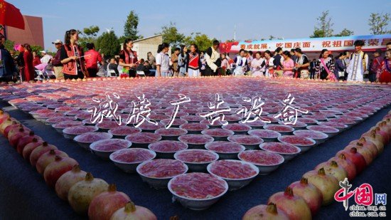 “幸?！妗印焙貌暑^垃圾收集亭近2000名群眾共吃“國慶面”