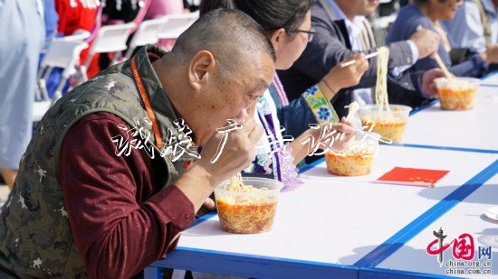 “幸?！妗印焙貌暑^垃圾收集亭近2000名群眾共吃“國慶面”