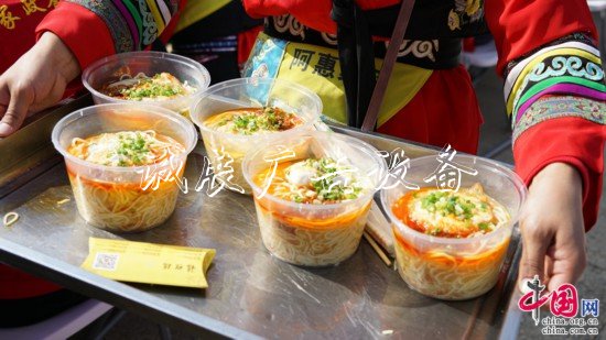 “幸?！妗印焙貌暑^垃圾收集亭近2000名群眾共吃“國慶面”