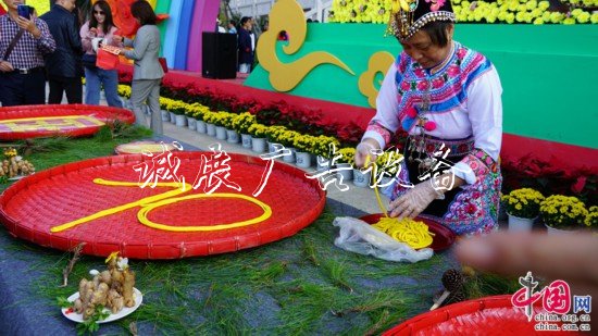 “幸?！妗印焙貌暑^垃圾收集亭近2000名群眾共吃“國慶面”