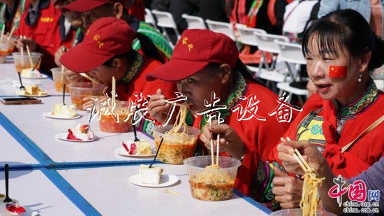 “幸福‘面’延”好彩頭垃圾收集亭近2000名群眾共吃“國慶面”
