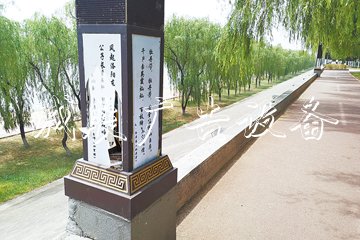 洛浦公園景觀路燈遭破滾動式燈箱壞 公共設(shè)施需要共同愛護(hù)