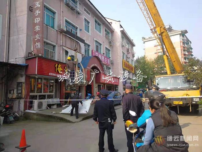 拆除違規(guī)燈箱廣學校宣傳欄告 消除安全隱患