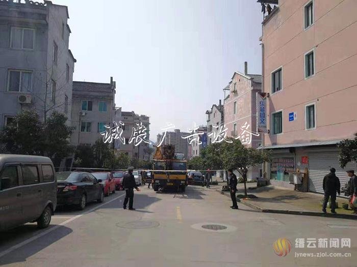 拆除違規(guī)燈箱廣學校宣傳欄告 消除安全隱患