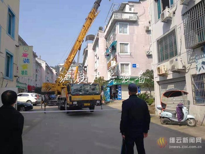 拆除違規(guī)燈箱廣學校宣傳欄告 消除安全隱患