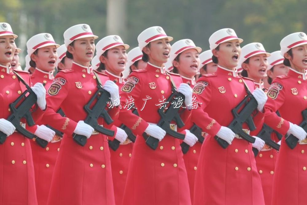 專家解釋慶祝大會戶外廣告燈箱隊列中的服飾“密碼”