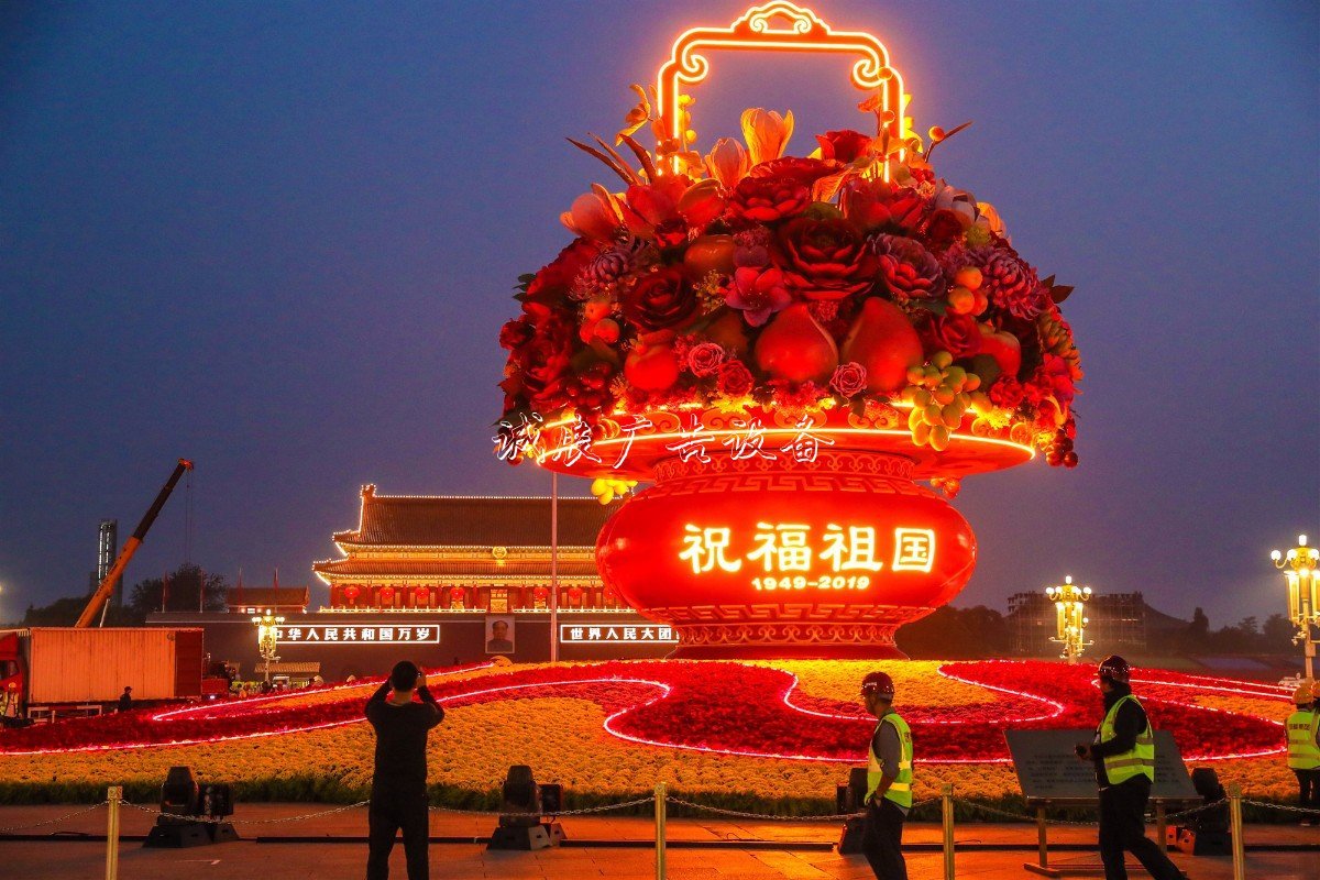 “普天同慶”中心花壇路燈燈箱亮相天安門廣場，僅用7小