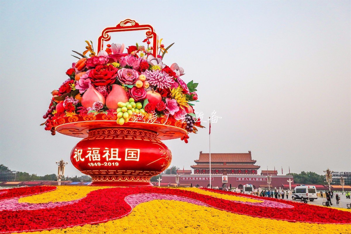 “普天同慶”中心花壇路燈燈箱亮相天安門廣場，僅用7小