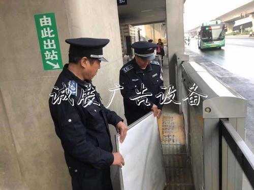 鄭州道路兩側(cè)戶外廣告垃圾分類亭整治第一站：紫荊山立交橋