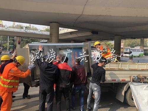 鄭州道路兩側(cè)戶外廣告垃圾分類亭整治第一站：紫荊山立交橋