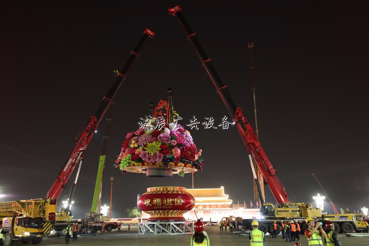 “普天同慶”中心花壇路燈燈箱亮相天安門廣場，僅用7小