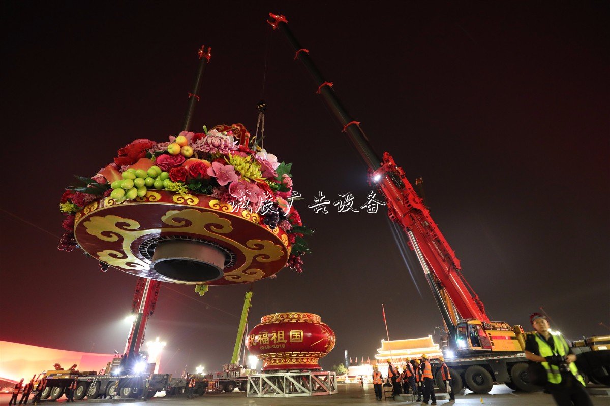“普天同慶”中心花壇路燈燈箱亮相天安門廣場，僅用7小