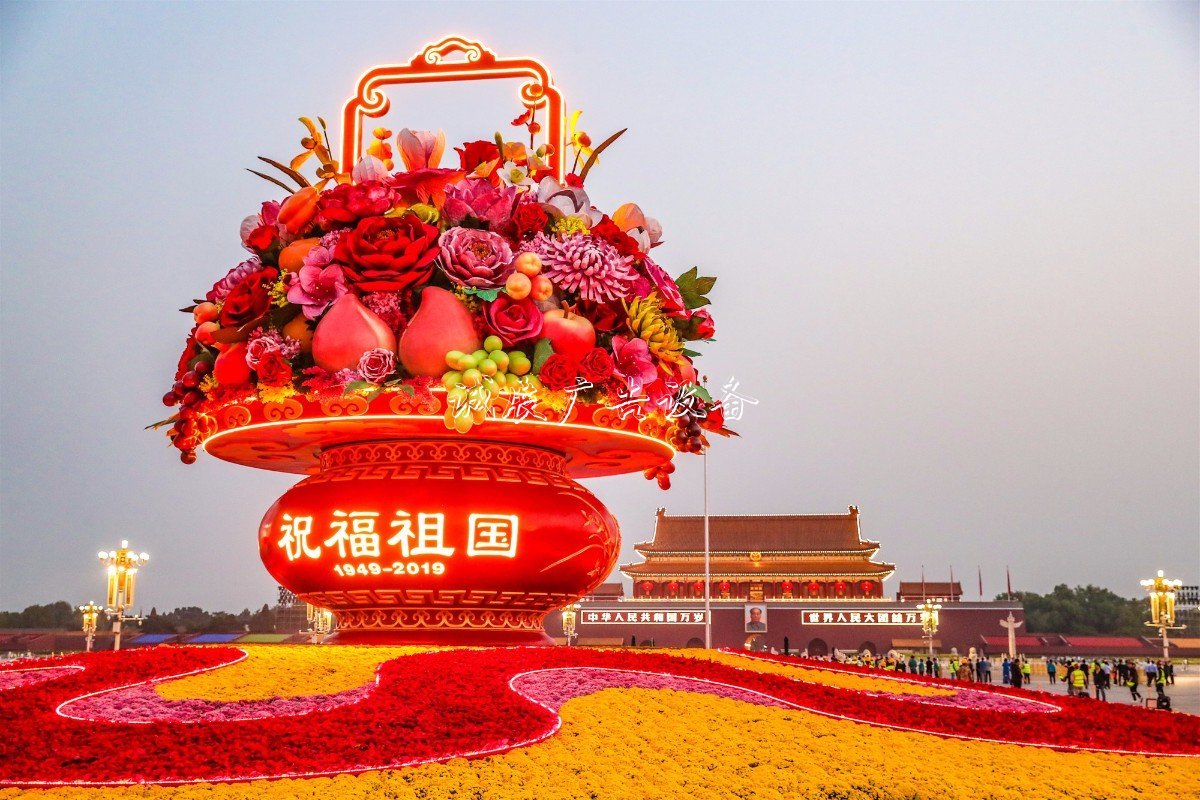 “普天同慶”中心花壇路燈燈箱亮相天安門廣場，僅用7小