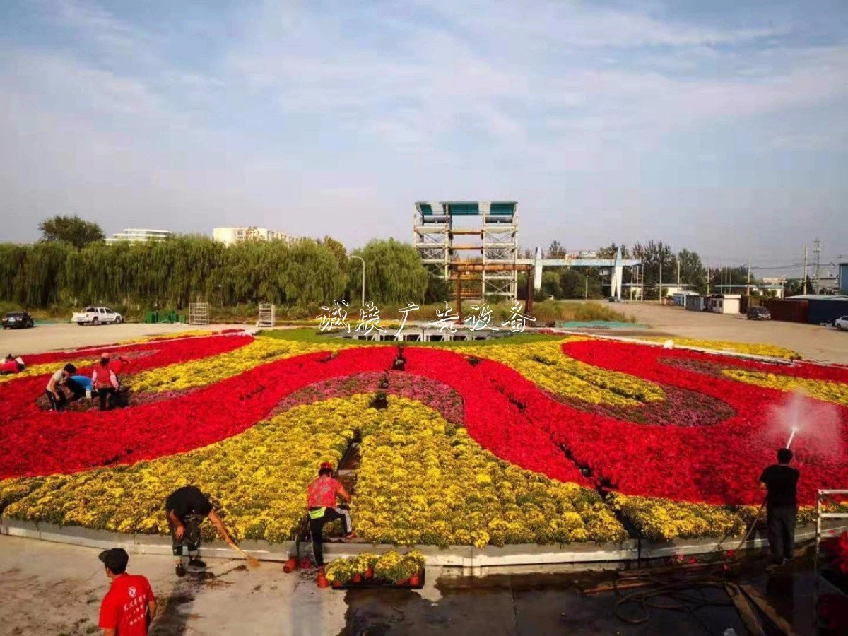 “普天同慶”中心花壇路燈燈箱亮相天安門廣場，僅用7小