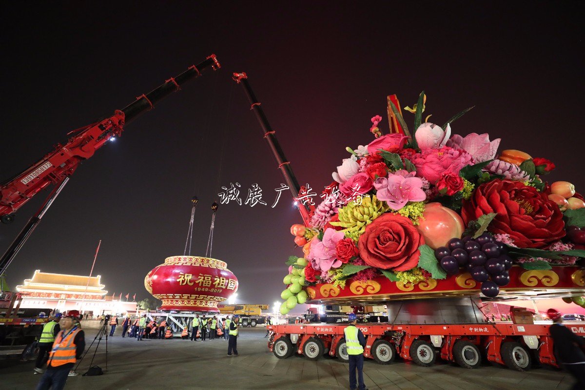“普天同慶”中心花壇路燈燈箱亮相天安門廣場，僅用7小