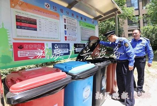 圖說：居民小區(qū)沒有在垃圾箱房設置四分類桶，被責令改正 新民晚報記者 周馨 攝（下同）