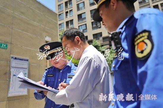 信達藍爵小區(qū)垃圾箱房廣告燈箱未設四分類桶 被責令整改