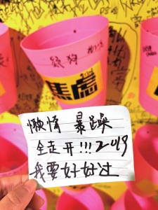 圖說成都:社區(qū)驚現(xiàn)超太陽能垃圾桶大“垃圾箱” 專收負能量