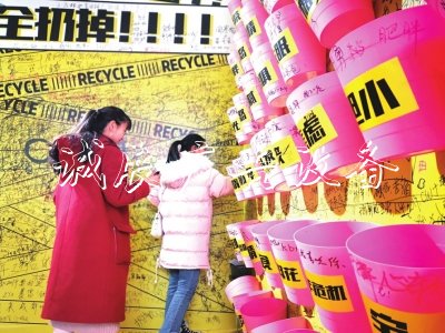 圖說成都:社區(qū)驚現(xiàn)超太陽能垃圾桶大“垃圾箱” 專收負能量