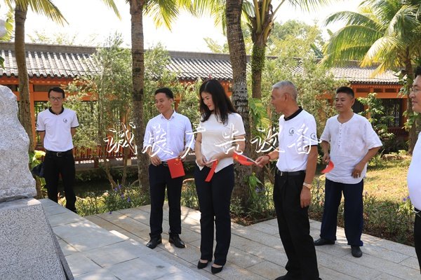 定安文筆峰民族英廣告燈箱多少錢一個(gè)雄園舉行開園儀式
