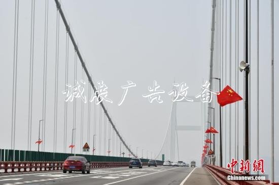 　資料圖：車輛行駛在大橋上。中新社發(fā) 岳路建 攝