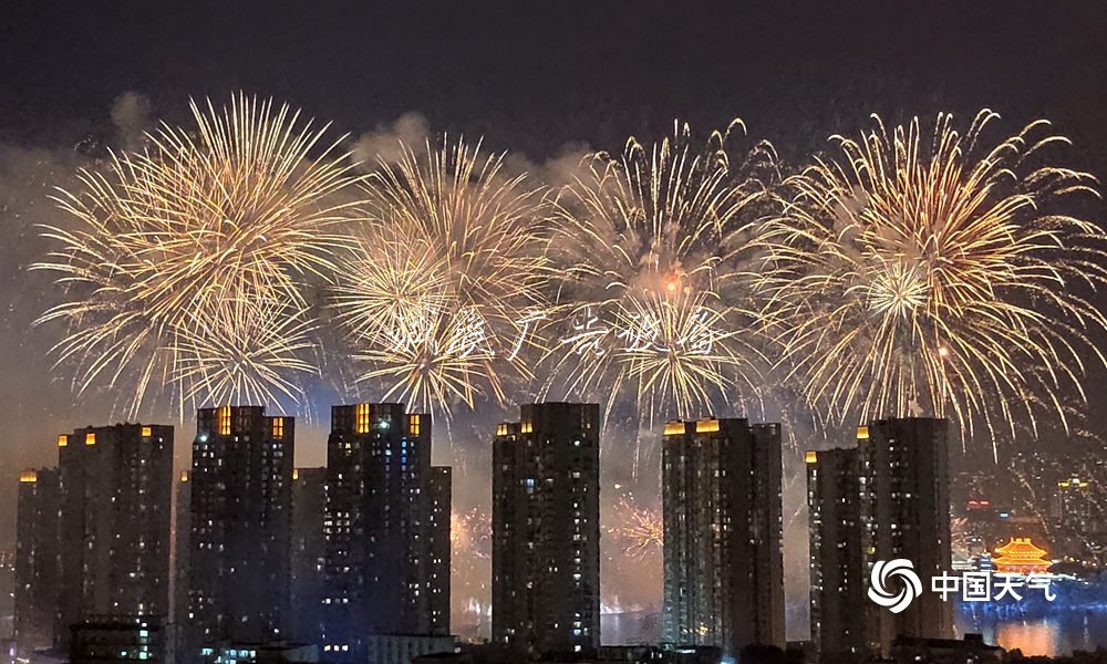 柳州：絢麗煙花迎社區(qū)宣傳欄接水上狂歡節(jié)開幕