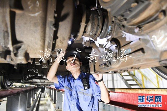 （社會）（10）假日里的勞動者：守護列車運行安全的“動車醫(yī)生”