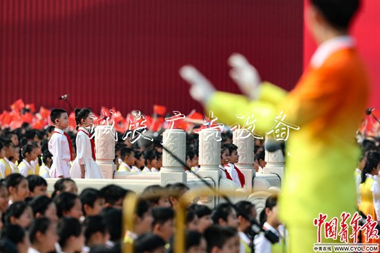 10月1日，北京天安門廣場(chǎng)，慶祝中華人民共和國成立70周年大會(huì)上，合唱團(tuán)唱響《今天是你的生日》。中國青年報(bào)·中國青年網(wǎng)記者&nbsp;李雋輝/攝