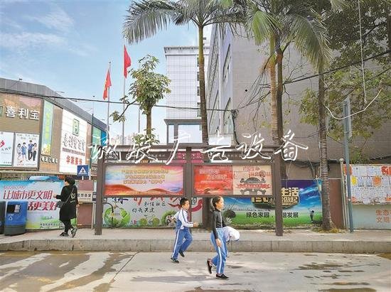 ▲放置在路口人行道上的宣傳欄。深圳晚報見習記者 葉洋特 攝