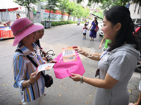 晶遠(yuǎn)社區(qū)積極開滾動(dòng)廣告燈箱展征兵宣傳工作