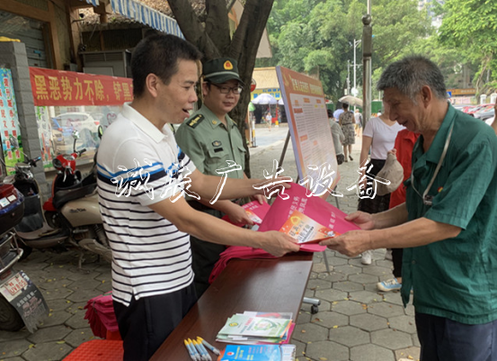晶遠(yuǎn)社區(qū)積極開滾動(dòng)廣告燈箱展征兵宣傳工作