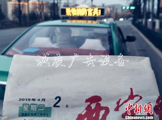 圖為燈箱公益廣告?！?zhí)砀?攝