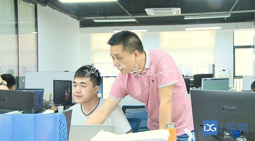 黃長(zhǎng)平：我愿變身路路燈燈箱牌，為他人指向希望 |金商